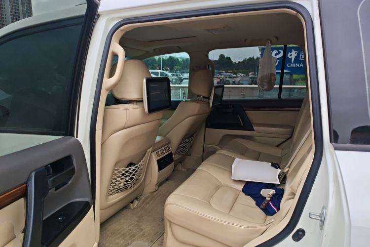 Used Toyota Land Cruiser 2015 4.0L VX-R 8-Seater Middle East Version Left Rear Seat