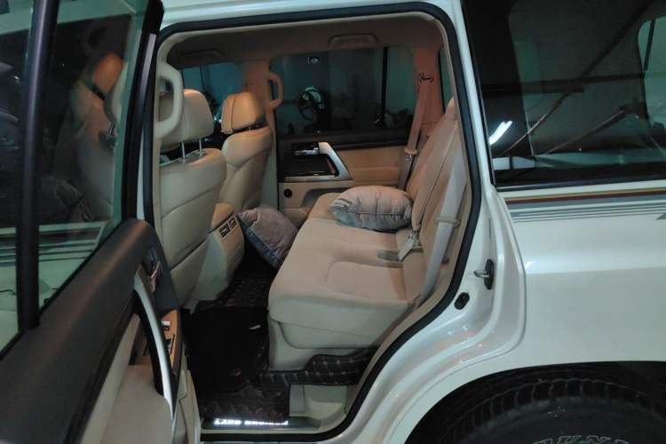 Used Toyota Land Cruiser 2015 4.0L V6 Middle East Low-Trim Version Left Rear Seat