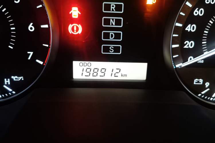 Used Toyota Land Cruiser 2015 4.0L V6 Middle East Limited Edition Odometer Close Up