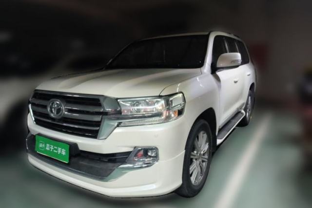 Toyota Land Cruiser 2017 Toyota Land Cruiser (Middle East specification), 4.0-liter automatic, 5 seats, with refrigerator مستعملة