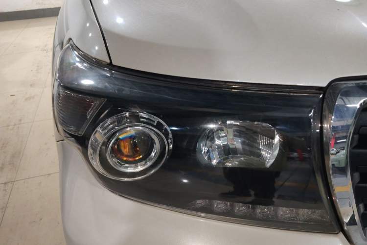 Used Toyota Land Cruiser 2015 4.0L 5-Seater Middle East Version Right Front Headlight