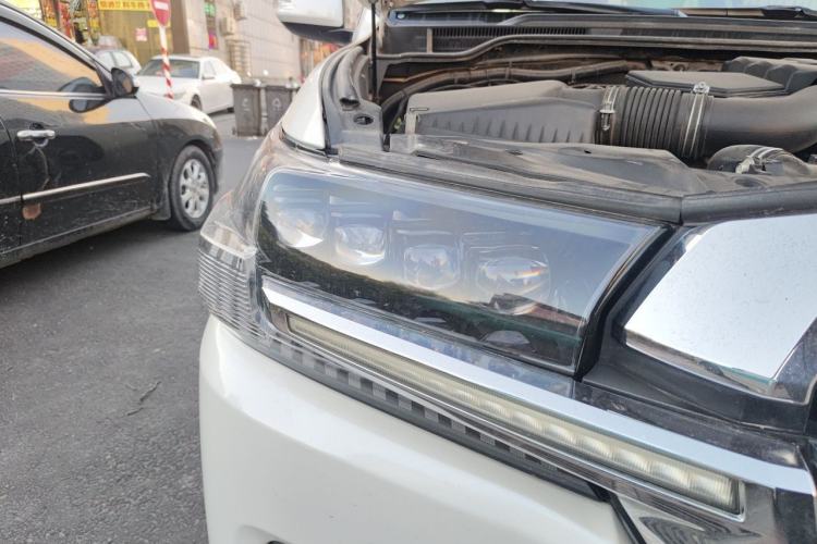 Used Toyota Land Cruiser  Right Front Headlight