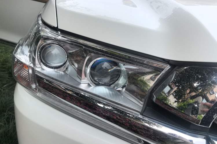 Used Toyota Land Cruiser 2015 4.0L 8-Seater Middle East Version Right Front Headlight
