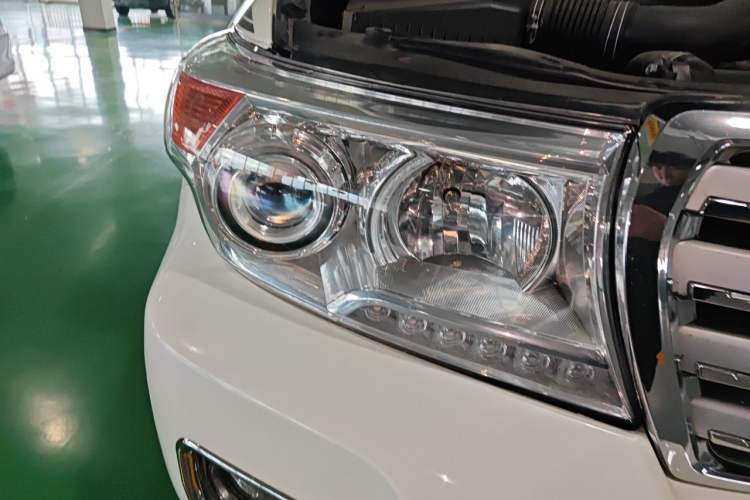 Used Toyota Land Cruiser 2015 4.0L V6 Middle East Low-Trim Version Right Front Headlight