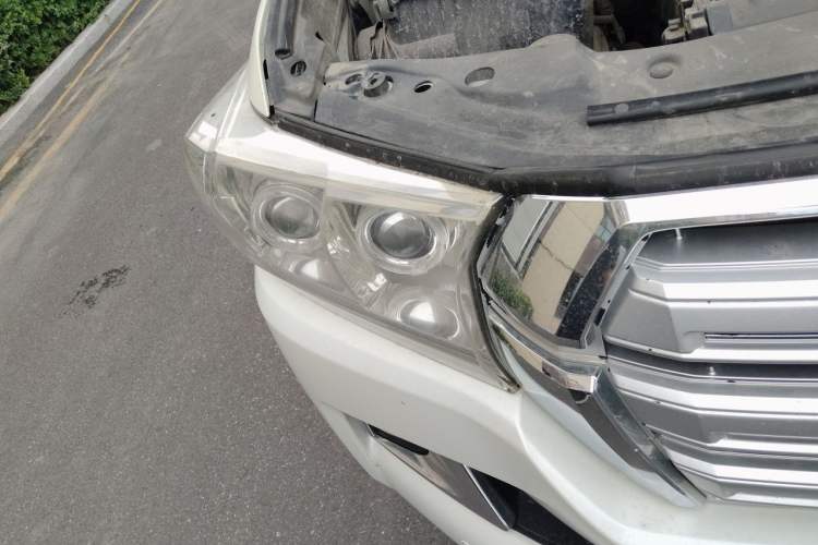 Used Toyota Land Cruiser 2015 4.0L V6 Middle East Low-Trim Version Right Front Headlight