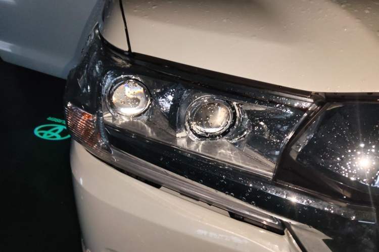 Used Toyota Land Cruiser 2015 4.0L V6 Middle East Low-Trim Version Right Front Headlight