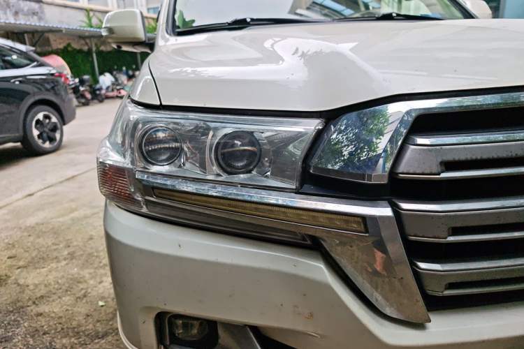 Used Toyota Land Cruiser 2015 4.0L V6 Middle East Low-Trim Version Right Front Headlight