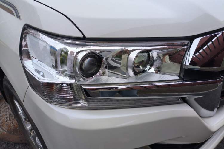 Used Toyota Land Cruiser 2015 4.0L V6 Middle East Low-Trim Version Right Front Headlight