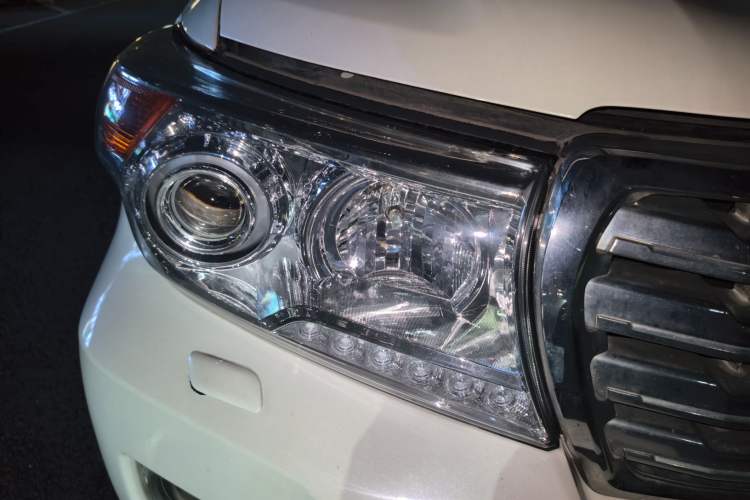 Used Toyota Land Cruiser 2015 4.0L V6 Middle East Low-Trim Version Right Front Headlight