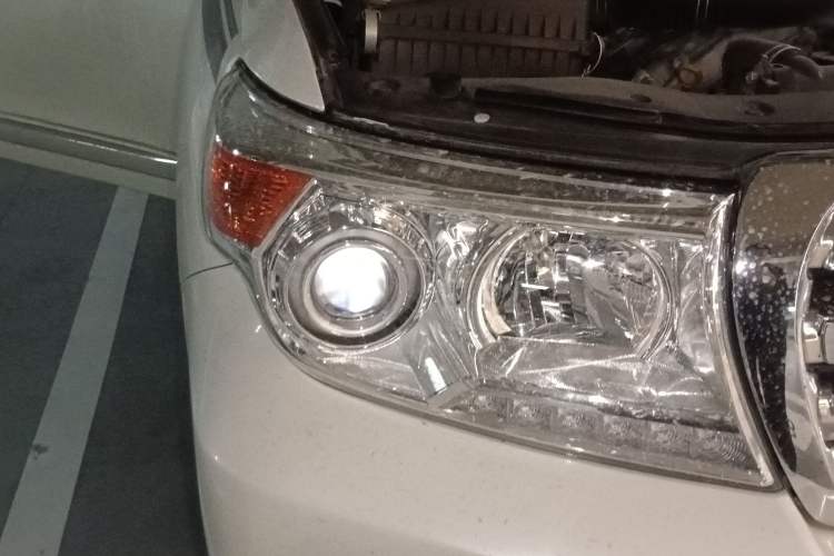 Used Toyota Land Cruiser 2015 4.0L 5-Seater Middle East Version Right Front Headlight
