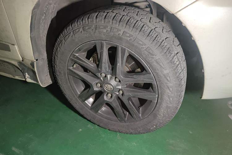 Used Toyota Land Cruiser 2015 4.0L GX-R U.S. Specification Right Front Wheel Hub