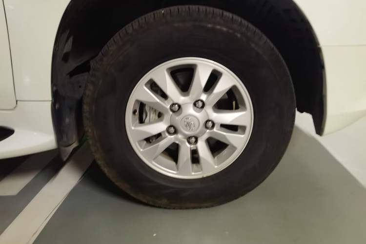 Used Toyota Land Cruiser 2015 4.0L V6 Middle East Limited Edition Right Front Wheel Hub