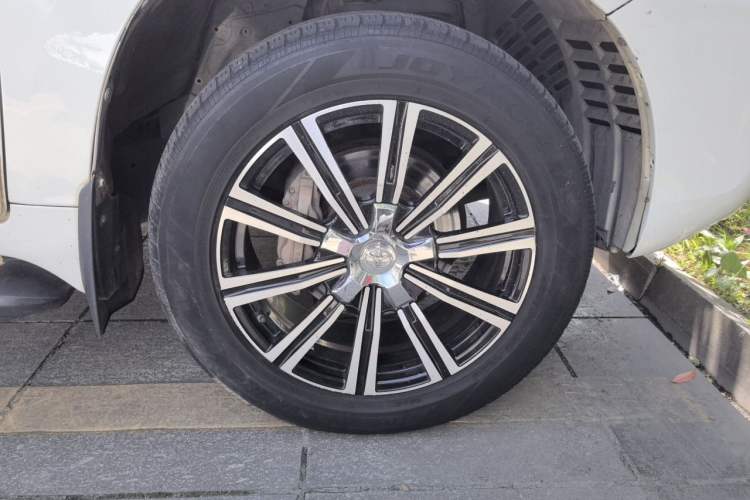 Used Toyota Land Cruiser 2015 4.0L V6 Middle East Limited Edition Right Front Wheel Hub