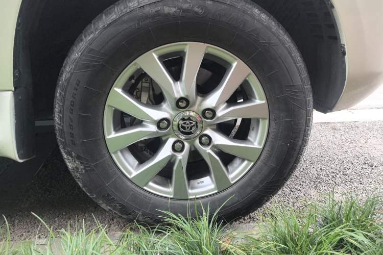 Used Toyota Land Cruiser 2015 4.0L 8-Seater Middle East Version Right Front Wheel Hub