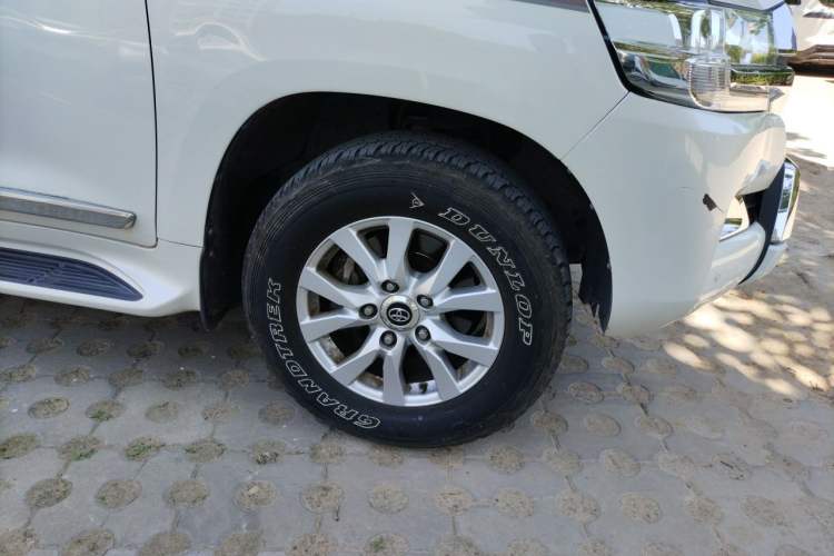 Used Toyota Land Cruiser 2015 4.0L V6 Middle East Limited Edition Right Front Wheel Hub