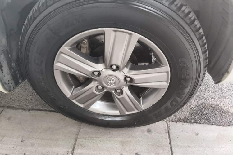Used Toyota Land Cruiser 2015 4.0L V6 Middle East Limited Edition Right Front Wheel Hub
