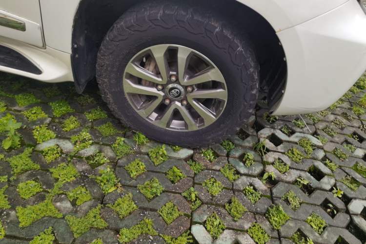 Used Toyota Land Cruiser 2015 4.0L V6 Middle East Low-Trim Version Right Front Wheel Hub