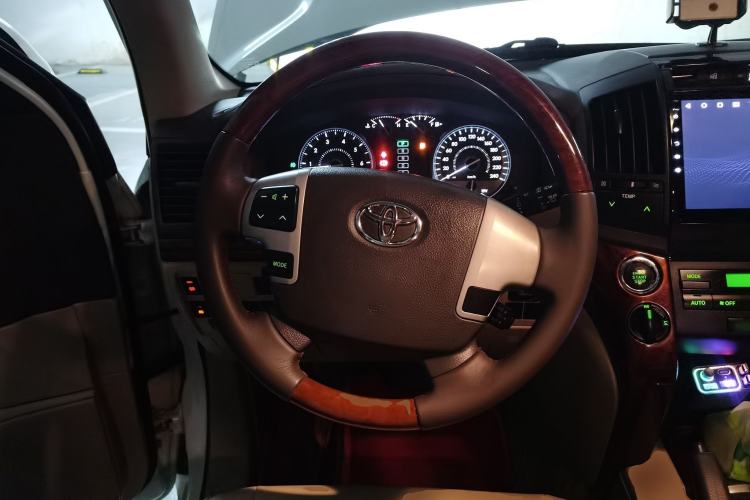 Used Toyota Land Cruiser 2015 4.0L V6 Middle East Limited Edition Steering Wheel