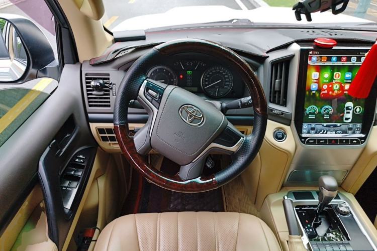 Used Toyota Land Cruiser 2015 4.0L V6 Middle East Limited Edition Steering Wheel