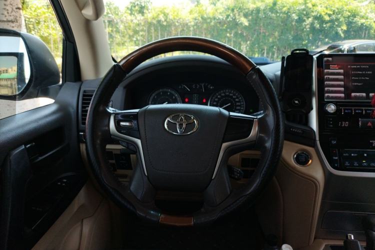 Used Toyota Land Cruiser 2015 4.0L V6 Middle East Limited Edition Steering Wheel