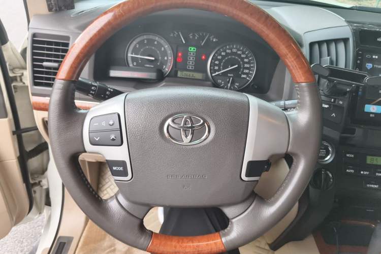 Used Toyota Land Cruiser 2015 4.0L V6 Middle East Limited Edition Steering Wheel