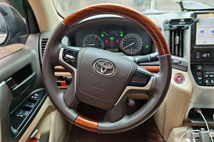 Used Toyota Land Cruiser 2015 4.0L V6 Middle East Low-Trim Version Steering Wheel