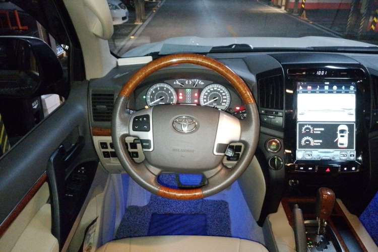 Used Toyota Land Cruiser 2015 4.0L V6 Middle East Limited Edition Steering Wheel