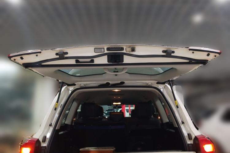 Used Toyota Land Cruiser 2015 4.0L 5-Seater Middle East Version Trunk