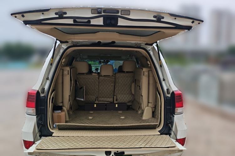 Used Toyota Land Cruiser 2015 4.0L VX-R 8-Seater Middle East Version Trunk