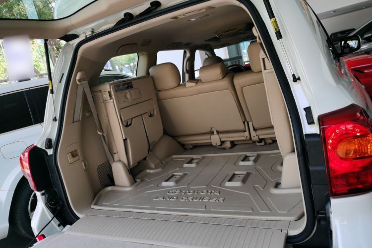 Used Toyota Land Cruiser 2015 4.6L V8 Low-Power Version Middle East Edition Trunk