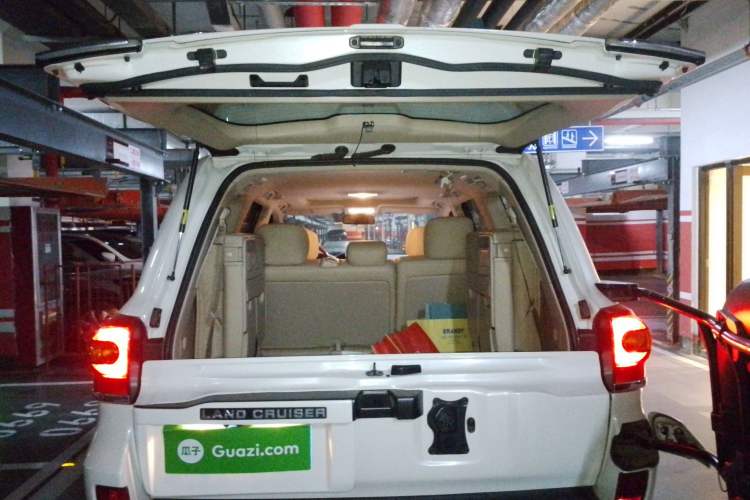 Used Toyota Land Cruiser 2015 4.0L V6 Middle East Limited Edition Trunk