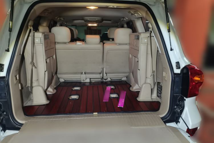 Used Toyota Land Cruiser 2015 4.6L V8 Middle East Limited Edition Trunk