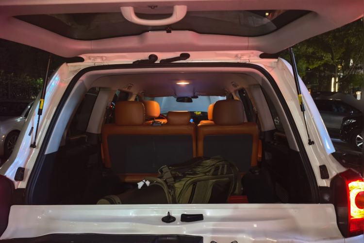 Used Toyota Land Cruiser 2015 4.0L V6 Middle East Low-Trim Version Trunk