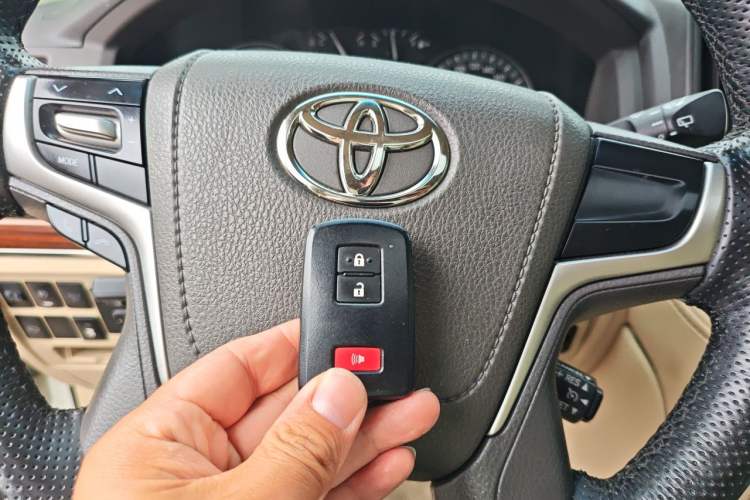 Used Toyota Land Cruiser 2015 4.0L VX-R 8-Seater Middle East Version Vehicle Key