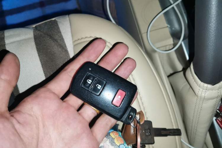 Used Toyota Land Cruiser 2015 4.0L V6 Middle East Limited Edition Vehicle Key