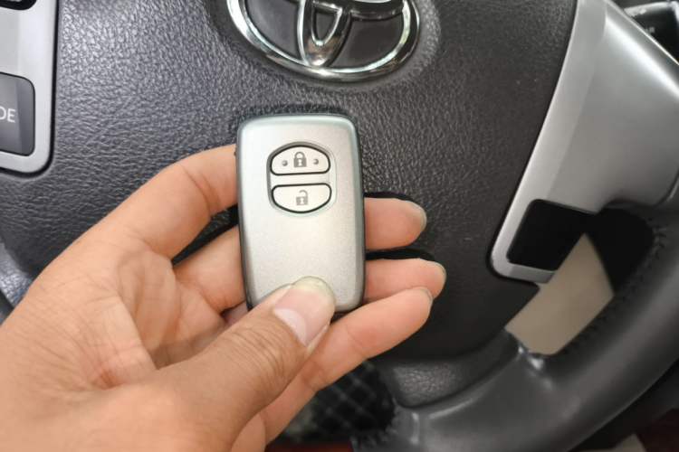 Used Toyota Land Cruiser 2015 4.0L V6 Middle East Low-Trim Version Vehicle Key