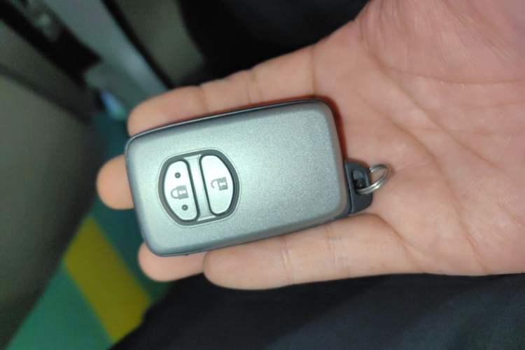 Used Toyota Land Cruiser 2015 4.0L V6 Middle East Low-Trim Version Vehicle Key