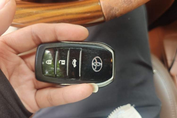 Used Toyota Land Cruiser 2015 4.0L 5-Seater Middle East Version Vehicle Key