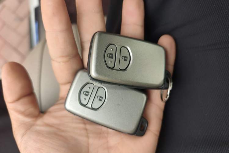 Used Toyota Land Cruiser 2015 4.0L V6 Middle East Low-Trim Version Vehicle Key