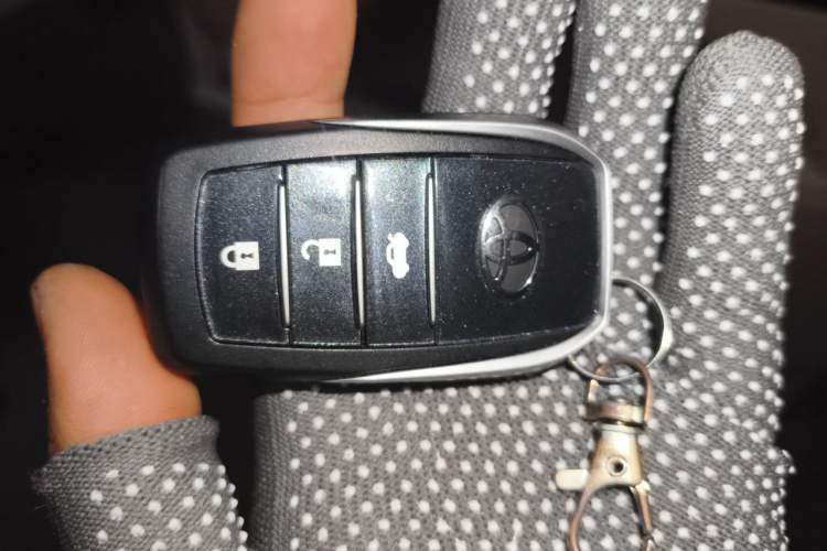 Used Toyota Land Cruiser 2015 4.0L V6 Middle East Low-Trim Version Vehicle Key