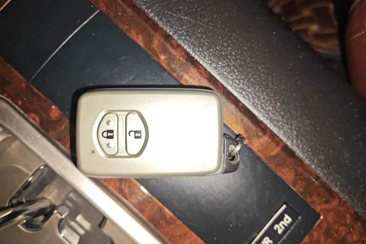 Used Toyota Land Cruiser 2015 4.0L V6 Middle East Low-Trim Version Vehicle Key