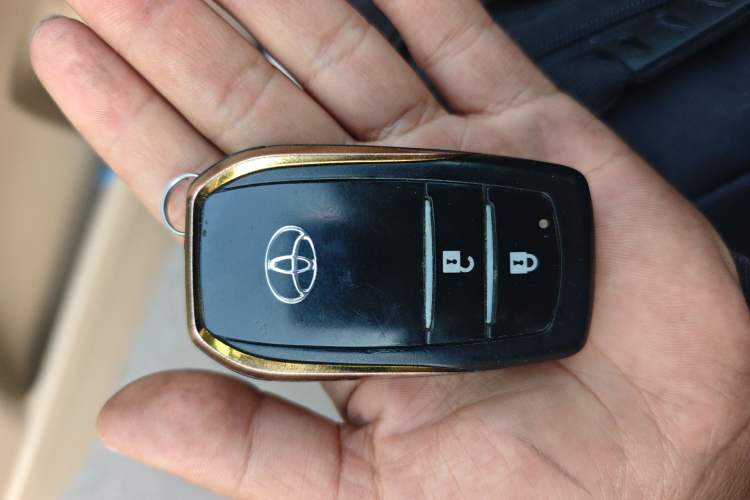 Used Toyota Land Cruiser 2015 4.0L V6 Middle East Low-Trim Version Vehicle Key