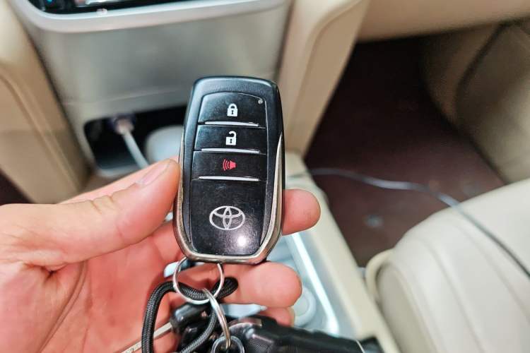 Used Toyota Land Cruiser 2015 4.0L V6 Middle East Low-Trim Version Vehicle Key