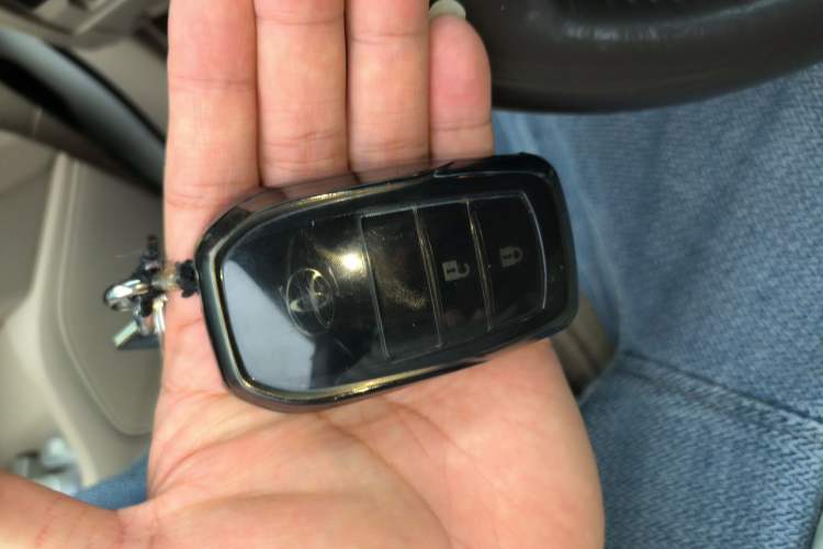 Used Toyota Land Cruiser 2015 4.0L V6 Middle East Low-Trim Version Vehicle Key