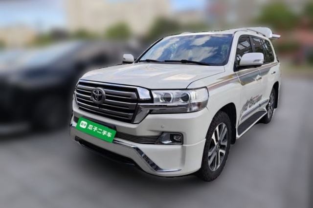 Used Toyota Land Cruiser No sunroof, five seats, 4.0-liter automatic.