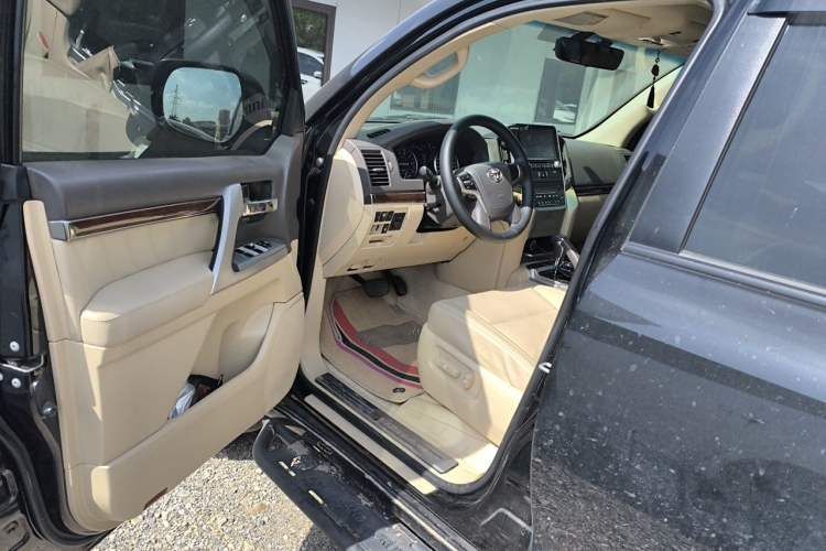 Used Toyota Land Cruiser 2016 4.6L GX-R Middle East Driver Seat