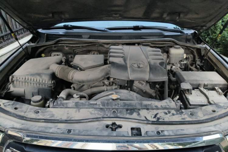 Used Toyota Land Cruiser  Engine Bay