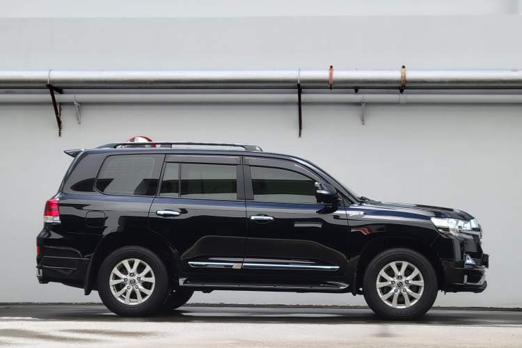 Used Toyota Land Cruiser 2016 4.6L GX-R Middle East Exterior 6