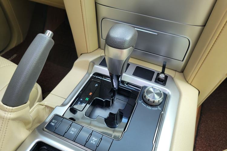 Used Toyota Land Cruiser 2016 4.6L GX-R Middle East Gear Lever