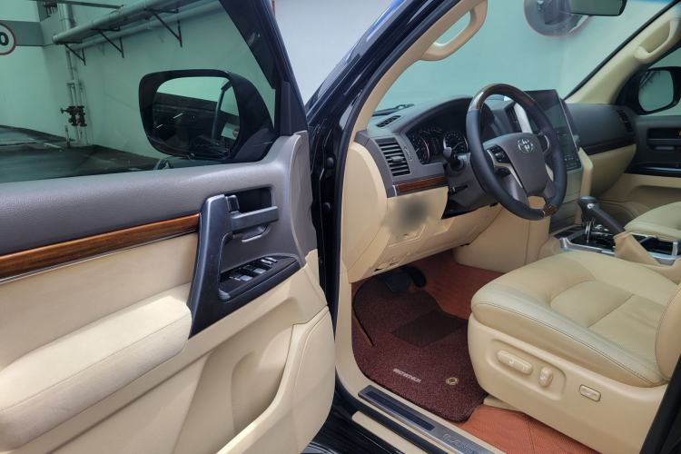 Used Toyota Land Cruiser 2016 4.6L GX-R Middle East Interior 2
